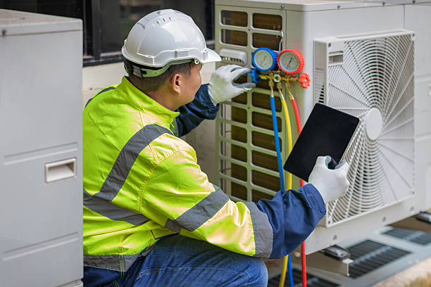 Professional Hvac technician working in Harrisburg, OR